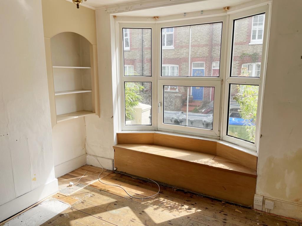 Lot: 4 - TERRACE HOUSE IN NEED OF REFURBISHMENT - Front living room with bay window